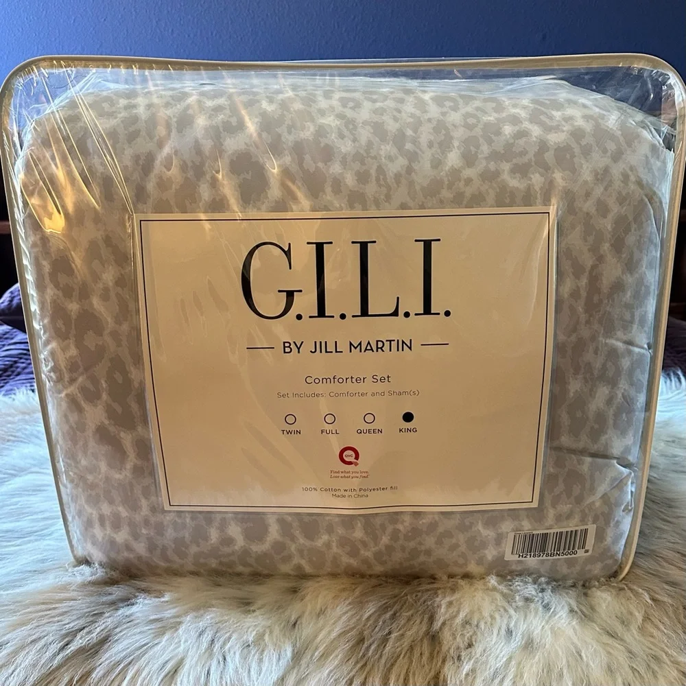 G.I.L.I. Reversible Animal Print Comforter Set | Snow Leopard | King
